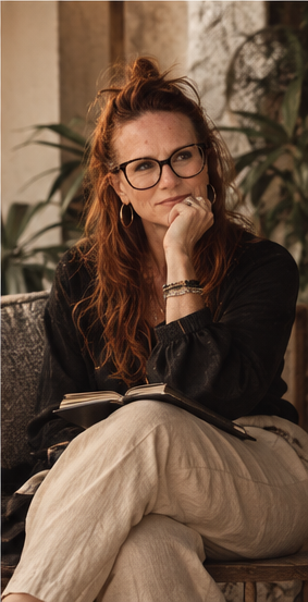 Dani leest in een boek