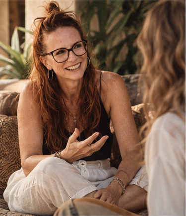 Twee vrouwen in gesprek aan een tafel