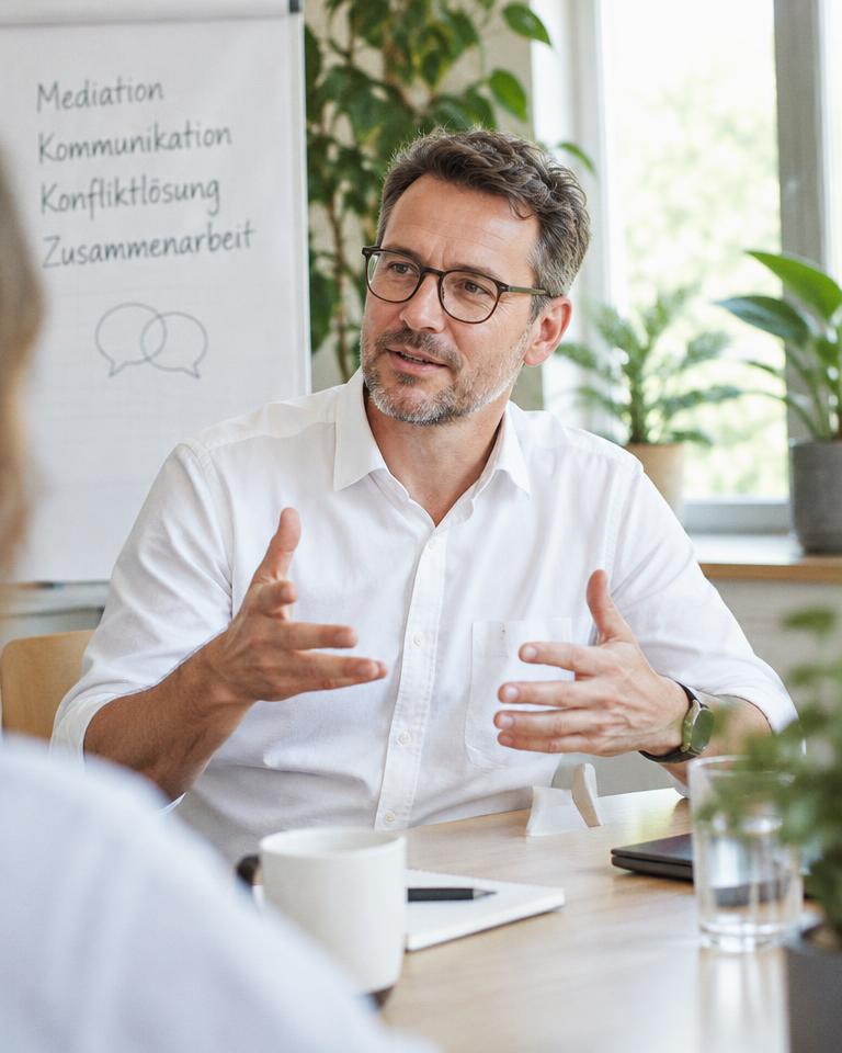 Spreker in gesprek aan tafel
